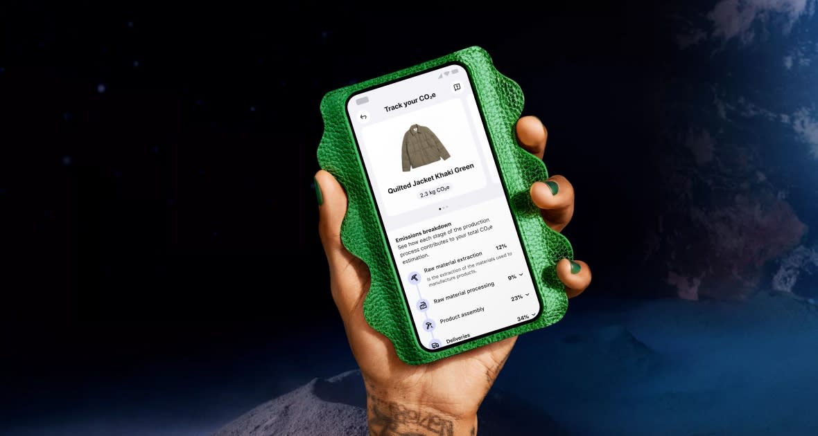 hero-distance-CO2e-Tracker-mobile-phone-hand-kg.jpg